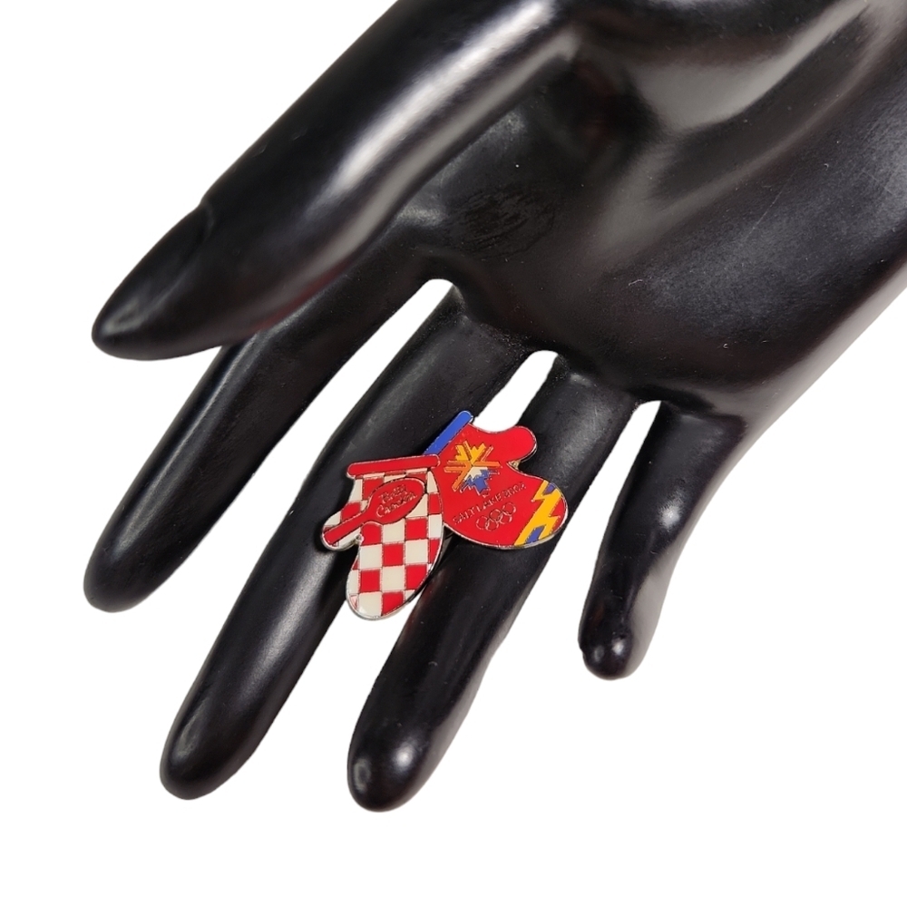 2002 SLC Olympics Betty Crocker Oven Mits Pin
